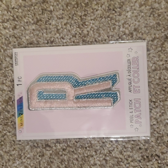 ASSORTED PEEL N STICK & IRON-ON PATCHES - Picture 8 of 10